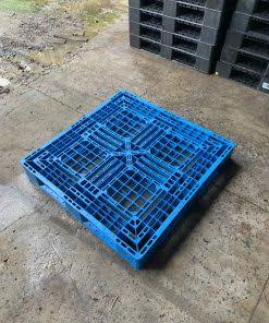 Pallet nhựa cũ KT 1100x1100x120mm màu xanh